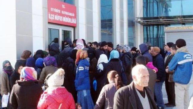 Şanlıurfa da Suriyelilerin Adres Bildirimi Kuyruğu 2