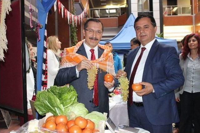 &Ccedil;al İl&ccedil;esinin Tarımsal Ve Y&ouml;resel &Uuml;r&uuml;nleri Pa&uuml;&rsquo;de Tanıtıldı 1