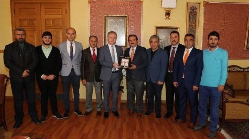 Tsyd Sivas İl Temsilciliği&rsquo;nden Vali G&uuml;l&rsquo;e Plaket