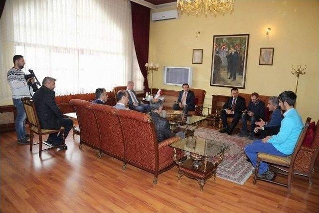 Tsyd Sivas İl Temsilciliği&rsquo;nden Vali G&uuml;l&rsquo;e Plaket 1