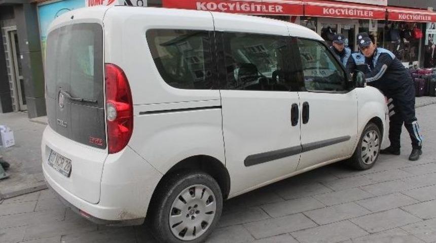 Kaldırıma Ara&ccedil; Park Edenlere Ceza Yazılıyor