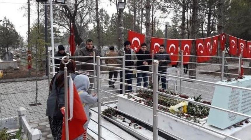 G&ouml;n&uuml;lleri Fethet&rsquo;den Şehit &Ouml;mer Halisdemir&rsquo;in Kabrine Ziyareti