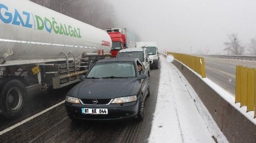 Bolu Dağı&rsquo;nda Kar Yağışı Ve Sis Etkili Oldu
