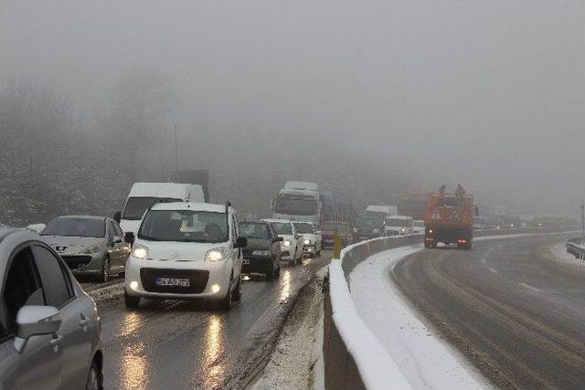 Bolu Dağı’nda Kar Yağışı Ve Sis Etkili Oldu