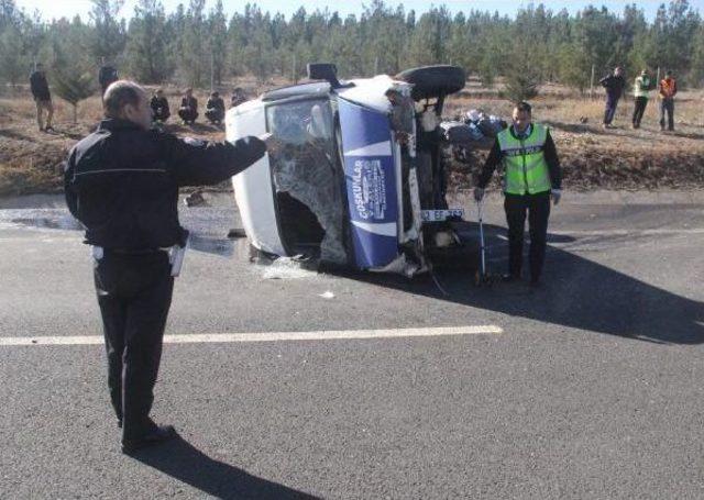 Otoyol Işçilerini Taşıyan Minibüs Devrildi: 13 Yaralı