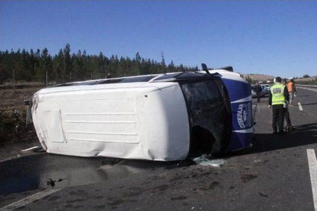 Otoyol Işçilerini Taşıyan Minibüs Devrildi: 13 Yaralı