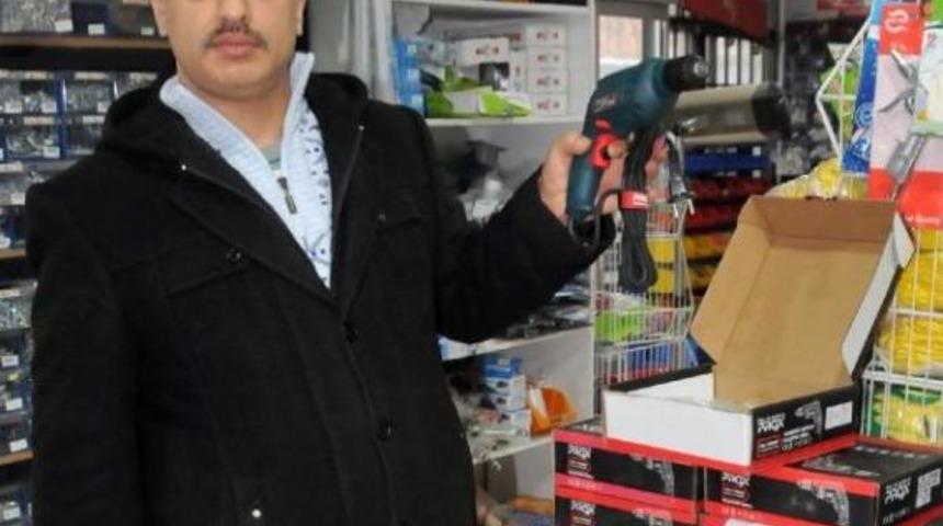 Hırdavat&ccedil;ı 1000 Dolar Bozdurana Matkap Hediye Edecek