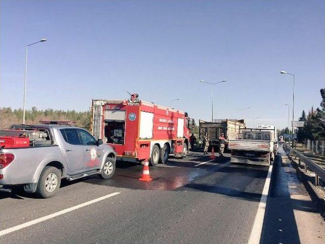 Seyir Halindeki Kamyon Alev Aldı 1