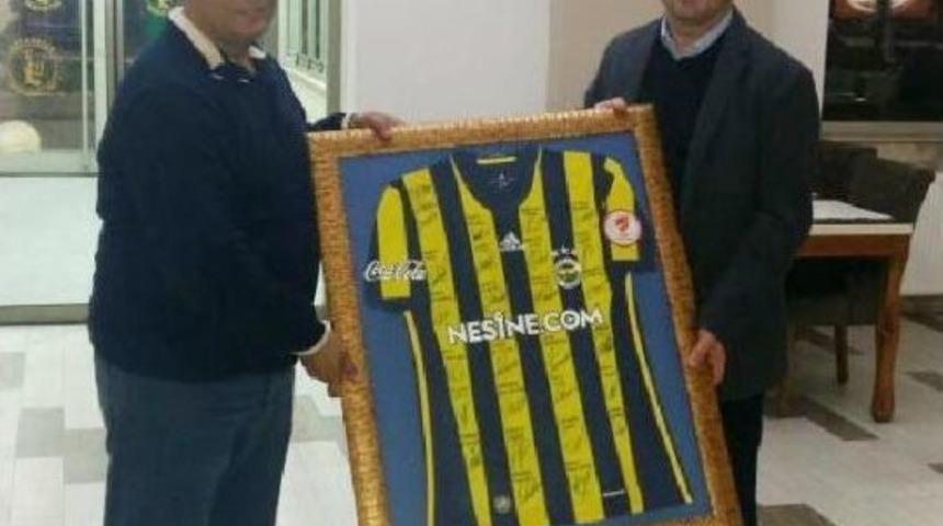 Bergama Belediye Başkanı G&ouml;nen&ccedil;'e Imzalı Fenerbah&ccedil;e Forması