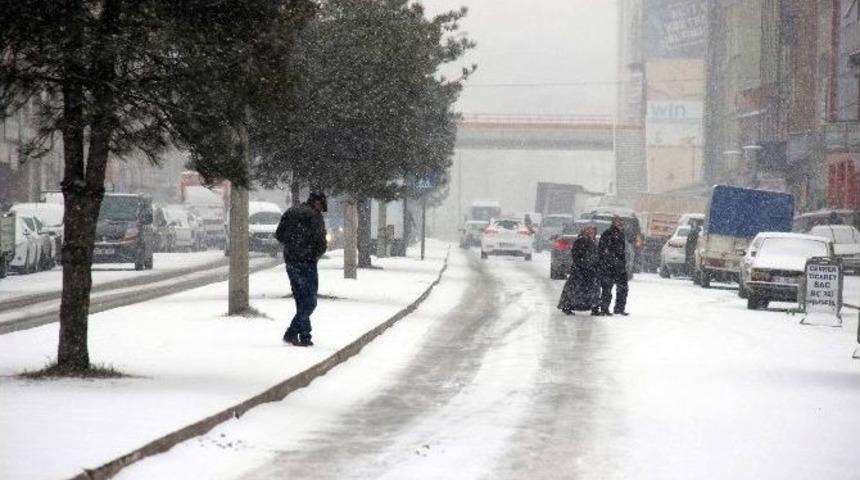 Karab&uuml;k&rsquo;te Kar S&uuml;r&uuml;c&uuml;lere Zor Anlar Yaşattı