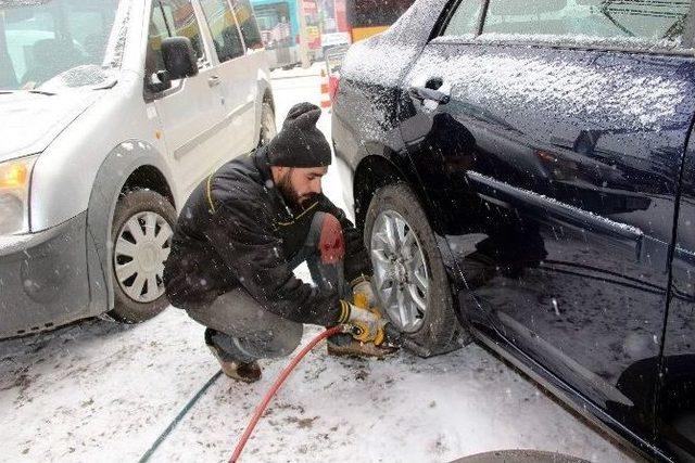 Karab&uuml;k&rsquo;te Kar S&uuml;r&uuml;c&uuml;lere Zor Anlar Yaşattı 1
