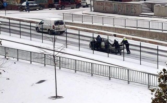 Karab&uuml;k&rsquo;te Kar S&uuml;r&uuml;c&uuml;lere Zor Anlar Yaşattı 2