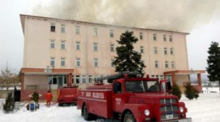 Kastamonu&rsquo;da Okulun &Ccedil;atısında &Ccedil;ıkan Yangın Korkuttu