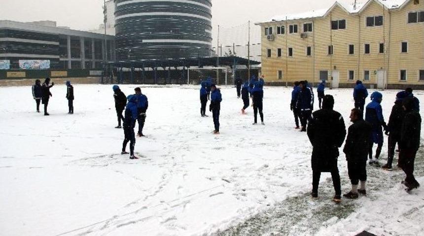 Karab&uuml;kspor Kar Altında &Ccedil;alıştı