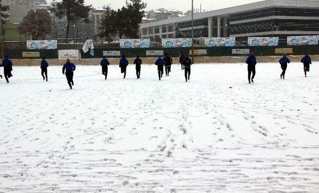 Karabükspor Kar Altında Çalıştı