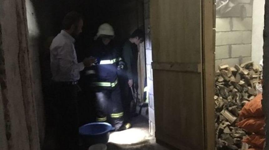 Odunlukta &Ccedil;ıkan Yangın Eve Sı&ccedil;ramadan S&ouml;nd&uuml;r&uuml;ld&uuml;