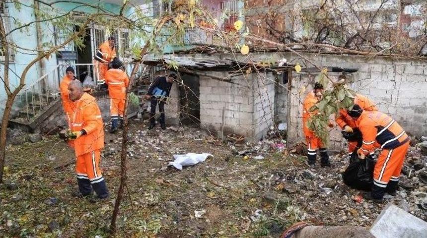 Evin İ&ccedil;inden Ve Bah&ccedil;esinden 3 Kamyon &Ccedil;&ouml;p &Ccedil;ıktı