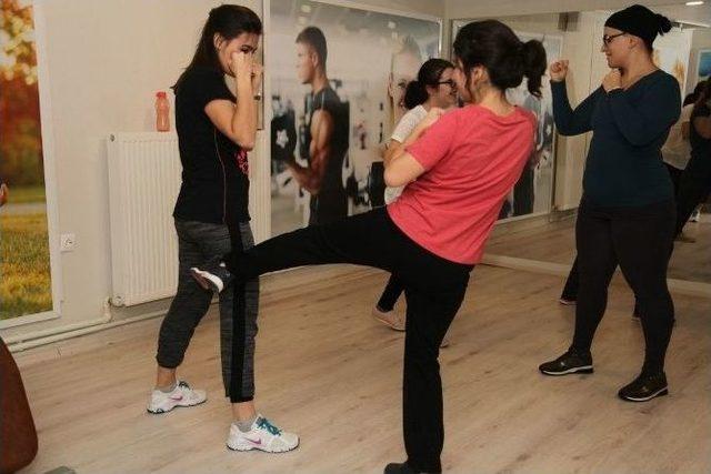 Dünya Şampiyonundan Kick Boks Eğitimi