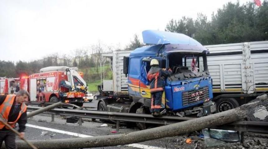 Kaza Yapan Tır Otoyolu Kapattı