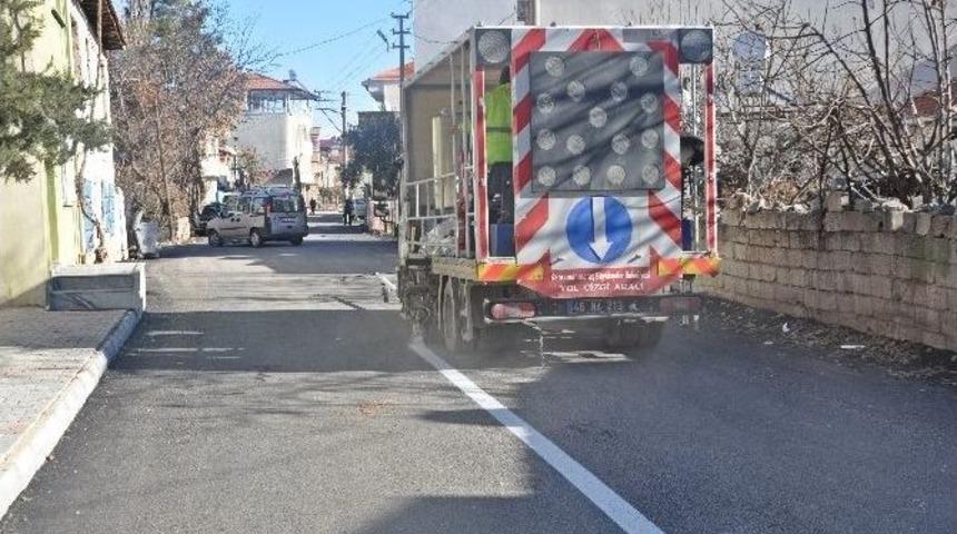 G&ouml;lbaşı İl&ccedil;esinde Yeni Yapılan Yollara &Ccedil;izgi &Ccedil;alışması Yapıldı