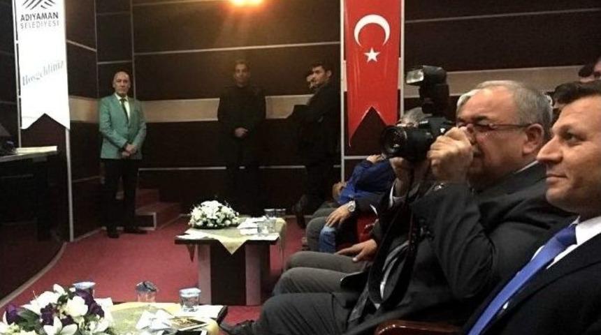 Başkan Kendi Fotoğraf&ccedil;ısının Fotoğrafını &Ccedil;ekti