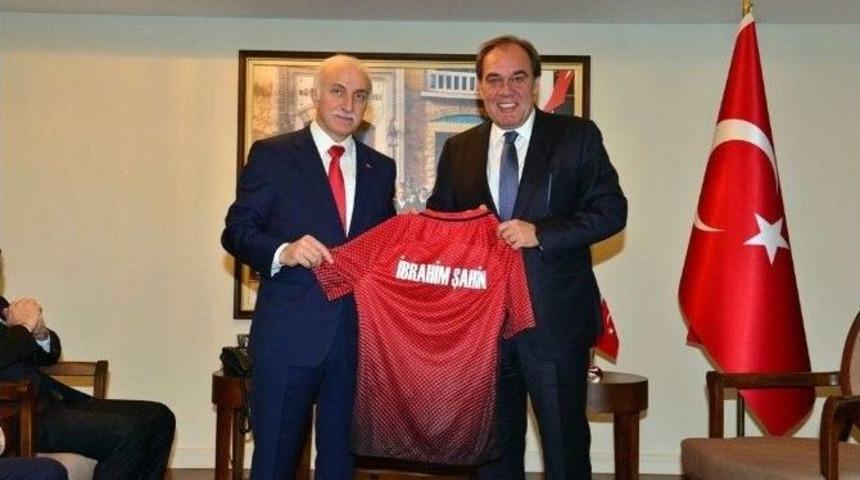 Demir&ouml;ren&rsquo;den Vali Şahin&rsquo;e Forma Hediyesi