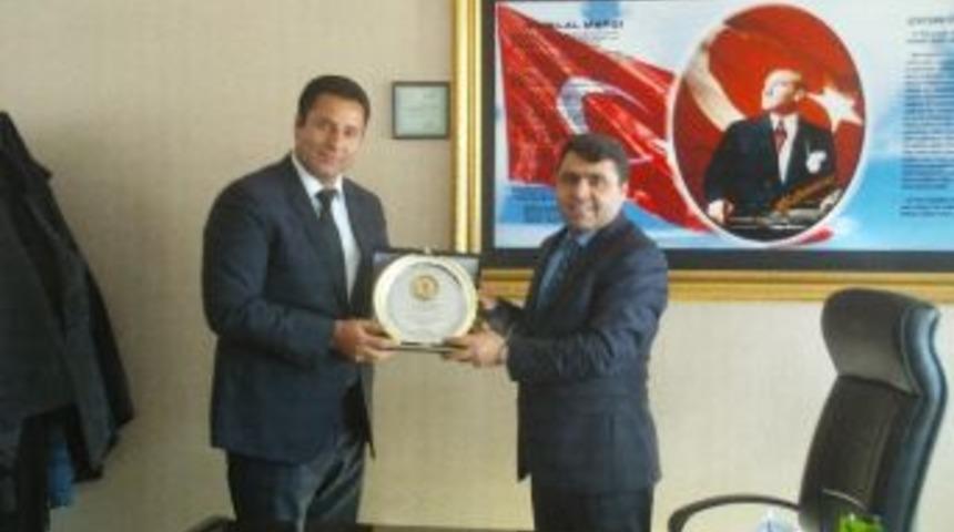 Başkan Yıldırım&ccedil;akar&rsquo;dan M&uuml;d&uuml;r Kırekin&rsquo;e Plaket