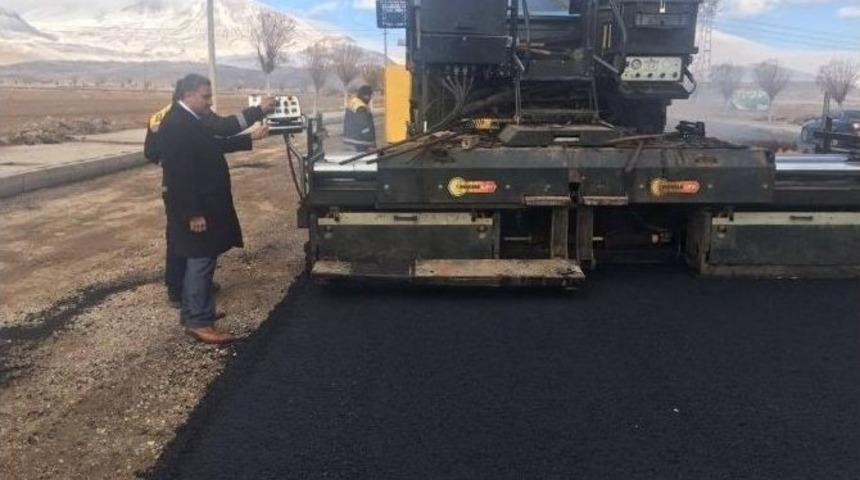 Develi&rsquo;de Soğuk Havaya Rağmen Asfaltlama &Ccedil;alışmaları Devam Ediyor