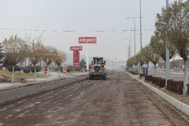 Develi’de Soğuk Havaya Rağmen Asfaltlama Çalışmaları Devam Ediyor