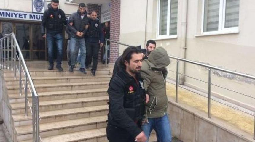 Evinde &Ouml;l&uuml; Bulunan Gence Uyuştucu Sattığı Iddia Edilen 6 Kişi G&ouml;zaltına Alındı