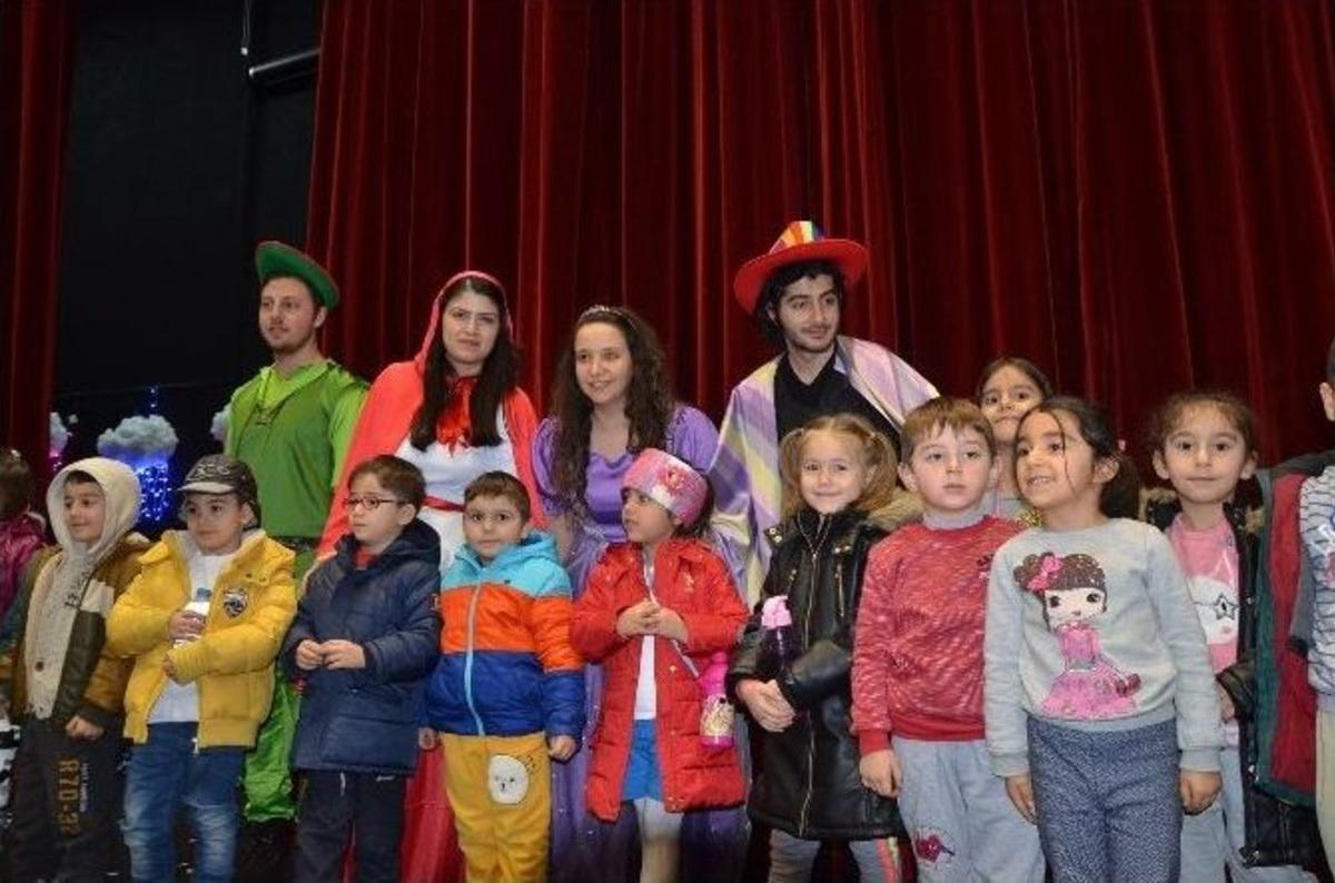 Boz&uuml;y&uuml;k&rsquo;te &Ccedil;ocuk Tiyatroları R&uuml;zgarı "masallar Diyarının Kayıp Kahramanları" İle Devam Etti