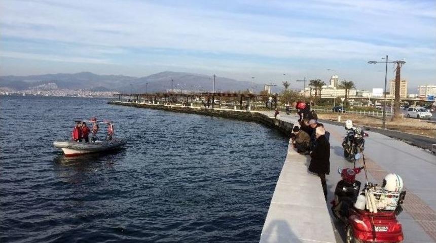 İzmir&rsquo;de Balık&ccedil;ılar Denizde Tabanca Buldu