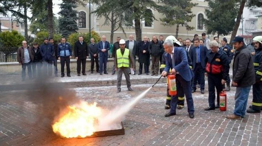 Taşk&ouml;pr&uuml;&rsquo;de İtfaiye Ekipleri Tatbikat Yaptı