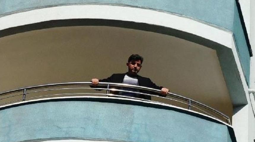 200 Liralık Kredi Kartı Borcu 800 Liraya &Ccedil;ıkınca, Balkona &Ccedil;ıkıp Bağırdı