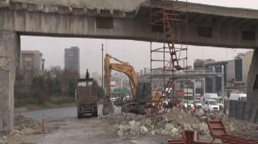 Mahmutbey Gişeleri'nde Yıkım &Ccedil;alışmaları S&uuml;r&uuml;yor