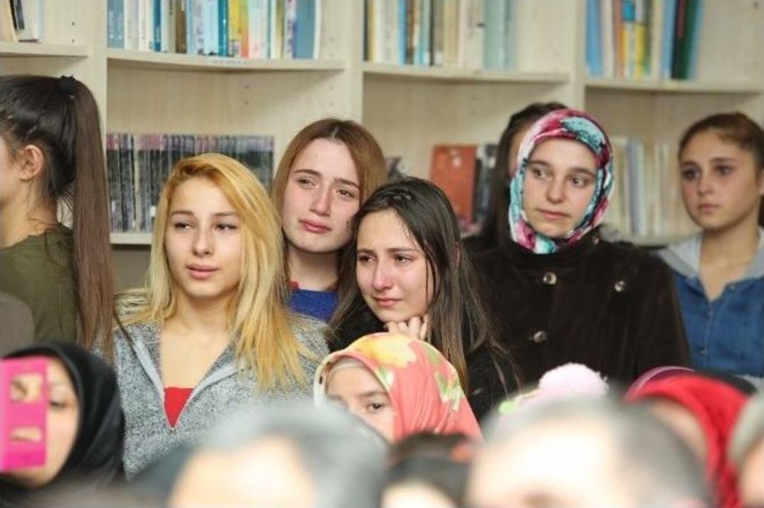 Şehidin İsminin Verildiği K&uuml;t&uuml;phanenin A&ccedil;ılışında Duygusal Anlar