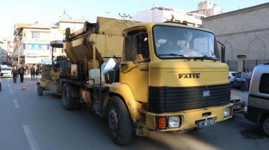 Kamyon Altında Kalan &Uuml;niversiteli Gizem &Ouml;ld&uuml;