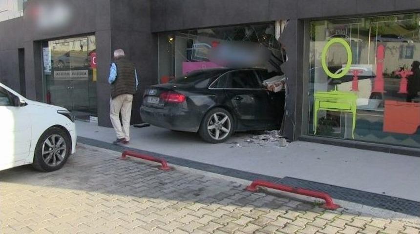 Fren Yerine Gaza Basınca Dükkana Daldı
