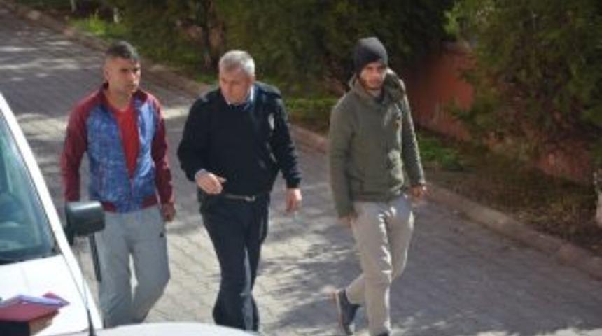 Pitbull&rsquo;la Korkutup 3 Lirasını Gasp Ettiler