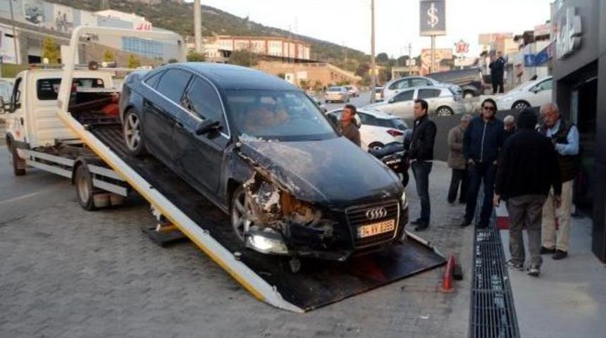 Sürücüsünün Fren Yerine Gaza Bastığı Otomobil Mağazaya Daldı