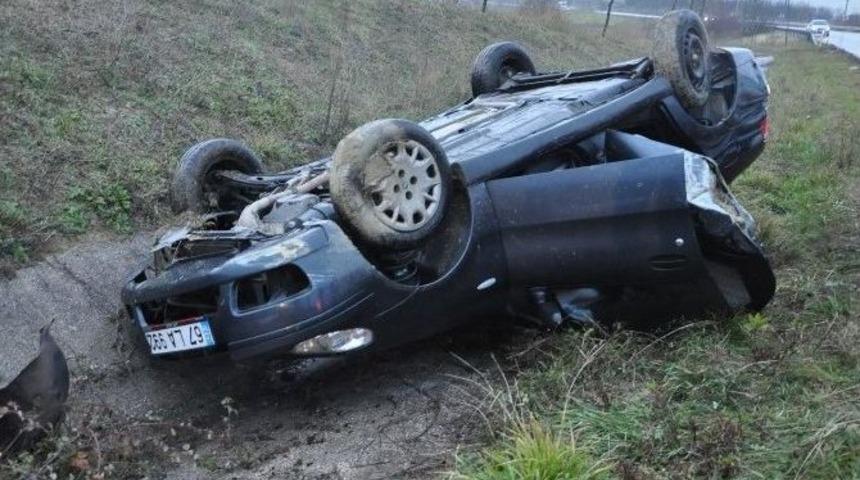 Otomobil Kaygan Zeminde Takla Attı: 2 Yaralı