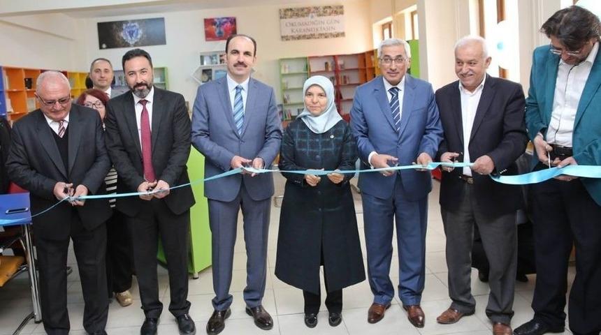 Sel&ccedil;uklu&rsquo;dan 7 Okula Daha Yeni K&uuml;t&uuml;phane