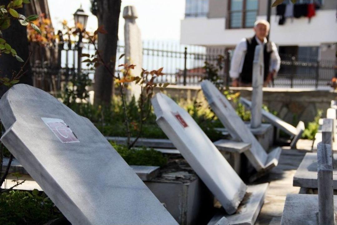 İsa Baba T&uuml;rbesi&rsquo;ndeki Şehitliğe &Ccedil;irkin Saldırı