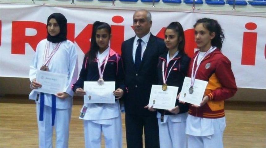 Karate&rsquo;de 10 Sporcu Yarı Finallerde