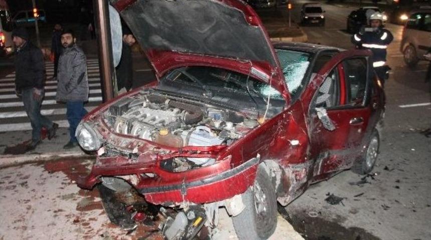 Minib&uuml;s İle Otomobil &Ccedil;arpıştı: 2 Yaralı