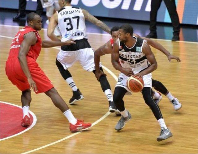Beşiktaşlı Fabricio Basketbol Maçında "üçlü" Çektirdi 2