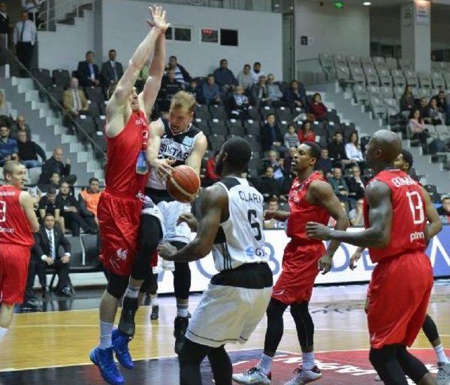 Beşiktaşlı Fabricio Basketbol Maçında "üçlü" Çektirdi 3