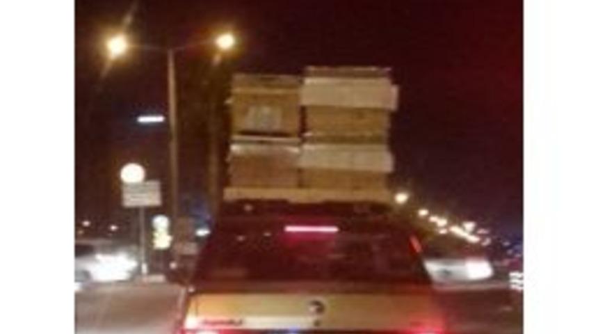 Adana&rsquo;da Seyir Halindeki Bir Otomobil S&uuml;r&uuml;c&uuml;leri Korkuttu