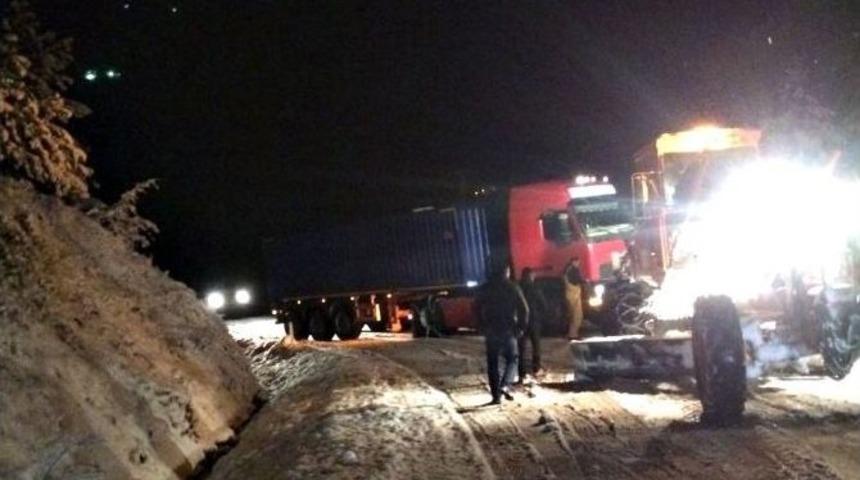Kayan Tır, Yolu Ulaşıma Kapattı