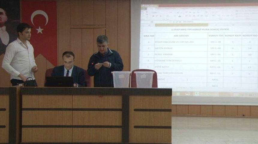 Beydağı Kentsel D&ouml;n&uuml;ş&uuml;m&uuml; Hak Sahipleri İ&ccedil;in Kura &Ccedil;ekimi Yapıldı